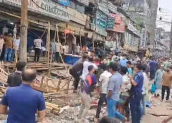 সিদ্ধিরগঞ্জে উচ্ছেদ অভিযানের সময় ম্যাজিস্ট্রেটের সামনে বিএনপির দুপক্ষের সংঘর্ষ