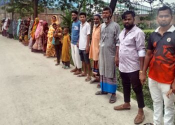 কাঁচপুরে চলাচলের রাস্তার দাবিতে এলাকাবাসীর মানববন্ধন