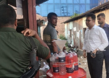 আড়াইহাজারে খোলা বাজারে জ্বালানি তেল বিক্রি, ৩ প্রতিষ্ঠানকে জরিমানা