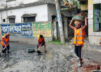 সস্তাপুরে খালের ময়লায় অচল সড়ক, ইউএনওর হস্তক্ষেপে স্বস্তি