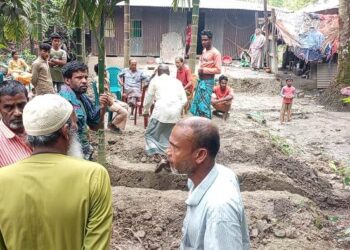 আমতলীতে চলাচলের রাস্তা কেটে গোয়ালঘর নির্মাণের অভিযোগ,