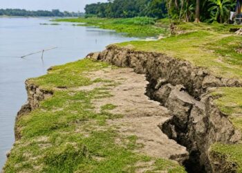 বরগুনার তালতলীতে বন্যা নিয়ন্ত্রণ বাঁধে ভয়াবহ ফাটল,