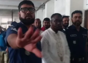 মুক্ত গণমাধ্যম দিবসে আদালত চত্ত্বরে সাংবাদিকদের দায়িত্ব পালনে পুলিশের বাধা
