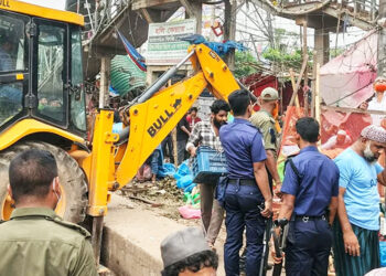 ঢাকা-চট্টগ্রাম মহাসড়কের শিমরাইলে সওজের উচ্ছেদ অভিযান