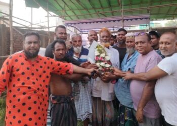 গোগনগর আল সাবাহ পশুর হাটের গরু বেপারীদের ফুল দিয়ে বরন