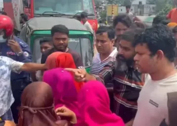 রূপগঞ্জে বকেয়া বেতনের দাবিতে মহাসড়ক অবরোধ