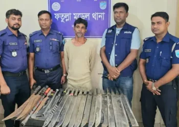 ফতুল্লায় পুলিশের অভিযান: দেশীয় অস্ত্র উদ্ধার, গ্রেপ্তার ১
