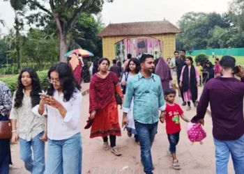 ঈদের ছুটিতে সোনারগাঁয়ে পর্যটকদের উপচে পড়া ভিড়