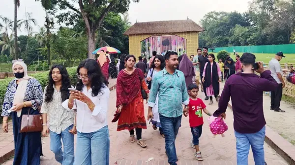 ঈদের ছুটিতে সোনারগাঁয়ে পর্যটকদের উপচে পড়া ভিড়