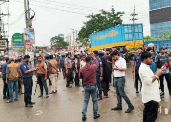 সোনারগাঁয়ে চৈতি গার্মেন্টসের সামনে মহাসড়ক অবরোধ, পুলিশের টিয়ারগ্যাস নিক্ষেপ