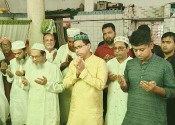 ঐতিহ্যবাহী কদম রসূল দরগাহ পরিদর্শনে এমপি ও ডিসি