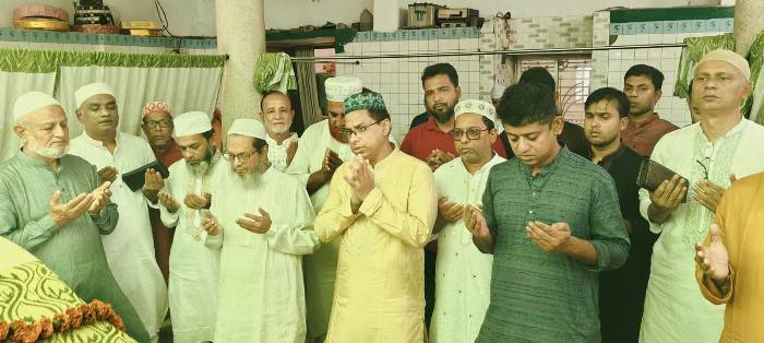 ঐতিহ্যবাহী কদম রসূল দরগাহ পরিদর্শনে এমপি ও ডিসি