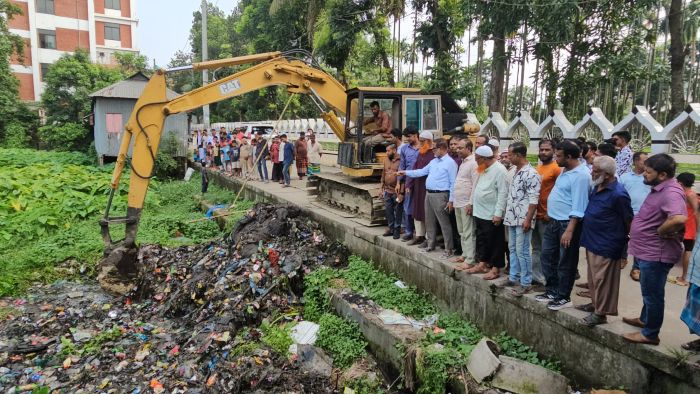 বন্দরের হাফেজীবাগে ২০ বছরের পরিত্যক্ত পুকুর সংস্কার: কার্যক্রম পরিদর্শন করলেন নাসিক প্রশাসক