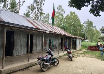 বকশীগঞ্জে নদীভাঙনে ভবন হারানোর ১৪ বছর পরও টিনশেডেই চলছে বিদ্যালয়