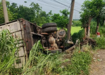 ঢাকা-চট্টগ্রাম মহাসড়কে কাভার্ড ভ্যান উল্টে চালক নিহত