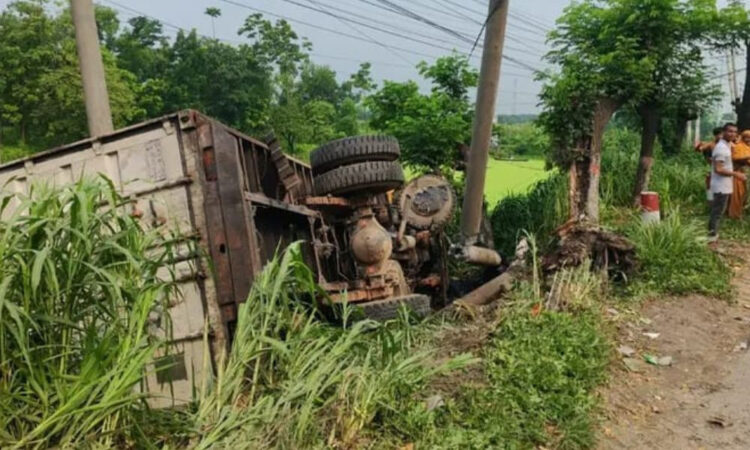ঢাকা-চট্টগ্রাম মহাসড়কে কাভার্ড ভ্যান উল্টে চালক নিহত
