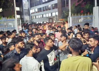 মামলা নিতে টাকা দাবী, মরদেহ নিয়ে বন্দর থানা ঘেরাও