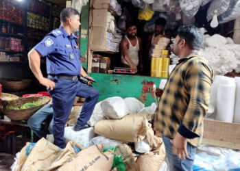 দিগুবাবুর বাজারে ৬১৩ কেজি নিষিদ্ধ পলিথিন জব্দ, জরিমানা