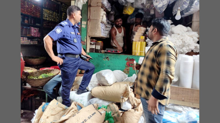 দিগুবাবুর বাজারে ৬১৩ কেজি নিষিদ্ধ পলিথিন জব্দ, জরিমানা