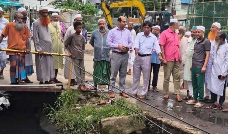 জলাবদ্ধতা ও মশাবাহিত রোগ প্রতিরোধে ড্রেন পরিষ্কার পরিচ্ছন্নতা অভিযান পরিদর্শনে ইউএনও
