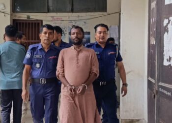 ৫ দিনের রিমান্ডে ,আদালতের সামনে নাসির হত্যা মামলার আসামিকে গণপিটুনি!