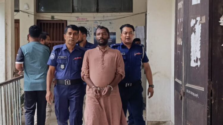৫ দিনের রিমান্ডে ,আদালতের সামনে নাসির হত্যা মামলার আসামিকে গণপিটুনি!
