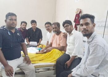 অসুস্থ ফটো সাংবাদিক আমির হোসেনের পাশে বন্দর উপজেলা প্রেসক্লাব