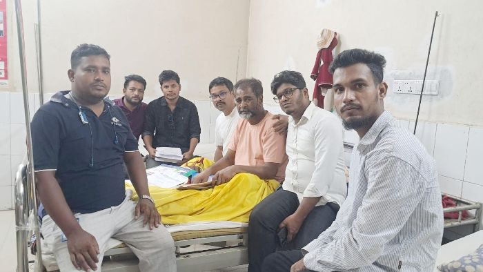অসুস্থ ফটো সাংবাদিক আমির হোসেনের পাশে বন্দর উপজেলা প্রেসক্লাব