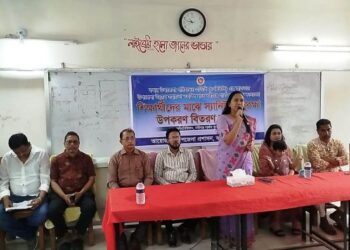 বন্দর উপজেলা প্রশাসনের উদ্যোগে শিক্ষার্থীদের মাঝে স্যানিটারি সুরক্ষা উপকরণ বিতরণ