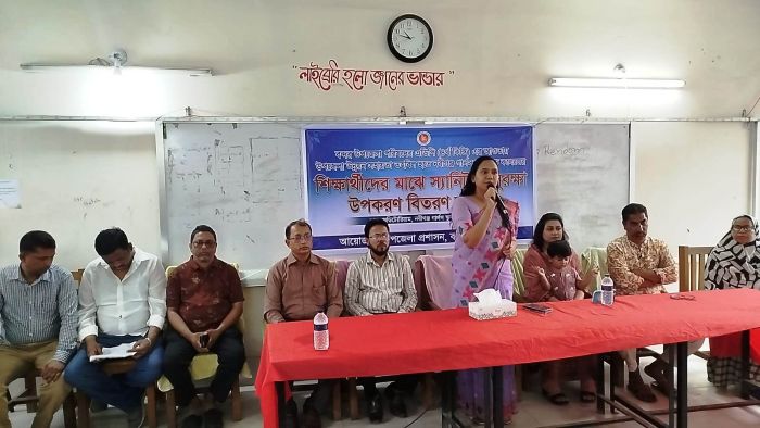 বন্দর উপজেলা প্রশাসনের উদ্যোগে শিক্ষার্থীদের মাঝে স্যানিটারি সুরক্ষা উপকরণ বিতরণ