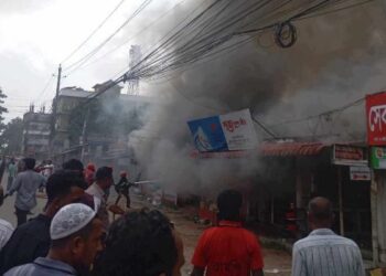 শেরপুরে আগুনে পুড়ল প্রাইভেটকারসহ চার প্রতিষ্ঠান