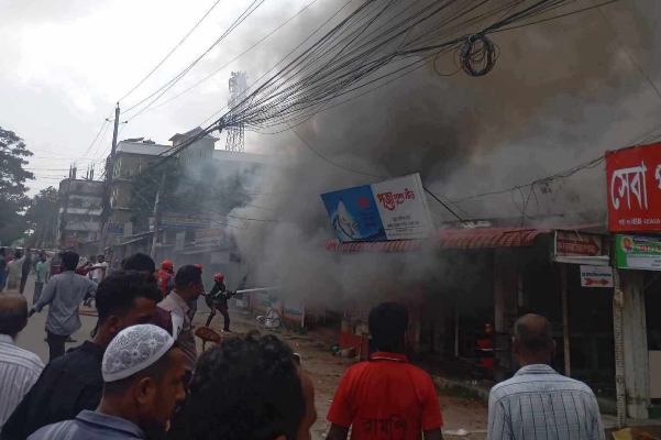 শেরপুরে আগুনে পুড়ল প্রাইভেটকারসহ চার প্রতিষ্ঠান