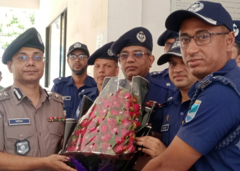 ফতুল্লা থানা পরিদর্শনে অতিরিক্ত ডিআইজি এম এ জলিল