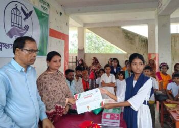 আমতলীতে শিক্ষার্থীদের মাঝে শিক্ষা উপকরণ বিতরণ ও মাদকবিরোধী সচেতনতা সভা