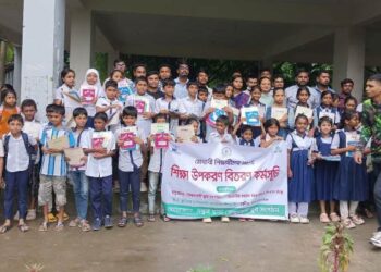 আমতলীতে তিন স্বেচ্ছাসেবী সংগঠনের উদ্যোগে শিক্ষার্থীর মাঝে শিক্ষা উপকরণ বিতরণ