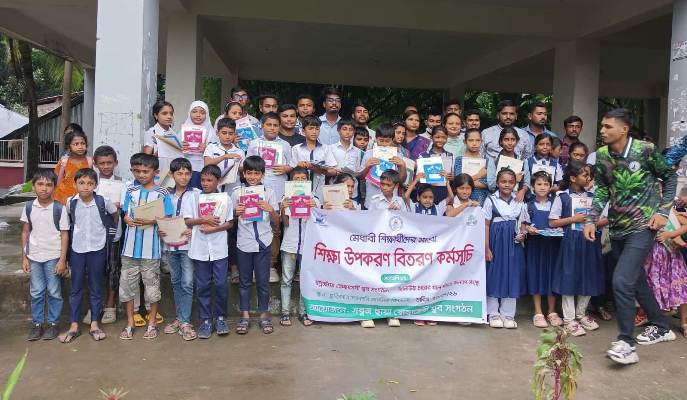 আমতলীতে তিন স্বেচ্ছাসেবী সংগঠনের উদ্যোগে শিক্ষার্থীর মাঝে শিক্ষা উপকরণ বিতরণ