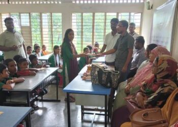 আমতলীতে মেধাবী ও দুস্থ শিক্ষার্থীদের মাঝে শিক্ষা উপকরণ বিতরণ
