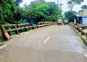 বন্দরে ঝুঁকিপূর্ণ সেতু দিয়ে চলছে ভারী যানবাহন, ভেঙ্গে পড়ার আশঙ্কা