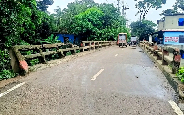 বন্দরে ঝুঁকিপূর্ণ সেতু দিয়ে চলছে ভারী যানবাহন, ভেঙ্গে পড়ার আশঙ্কা