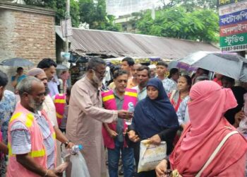 বৃষ্টিতে ভিজে এইচএসসি পরিক্ষার্থী- অবিভাবকদের জন্য টিম খোরশেদের পানি বিতরণ