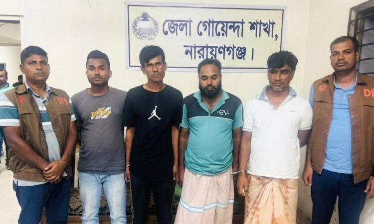 সিদ্ধিরগঞ্জে বাস থামিয়ে সংঘবদ্ধ চাঁদাবাজি, গ্রেফতার ৪