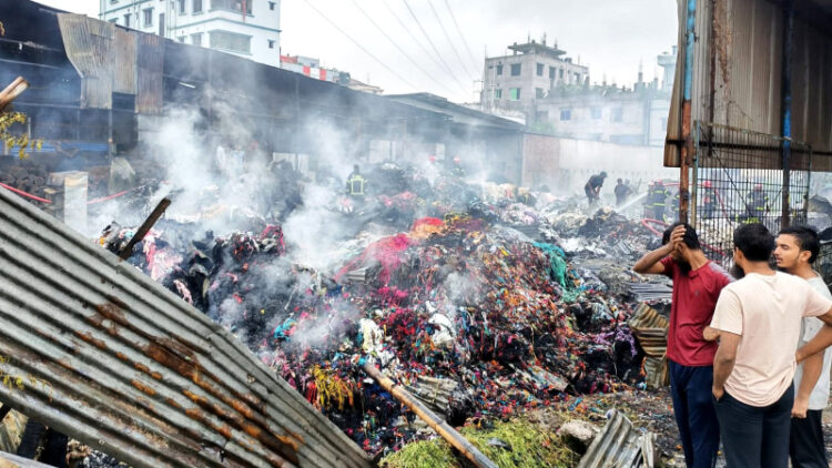ফতুল্লায় জুটের গুদামে ভয়াবহ আগুনে ৪০ লাখ টাকা ক্ষতি