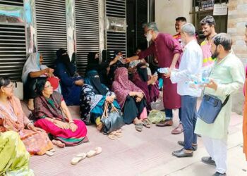 এইচএসসি পরীক্ষার্থীদের অভিবাবকদের মাঝে খোরশেদের হাতপাখা ও পানি বিতরন