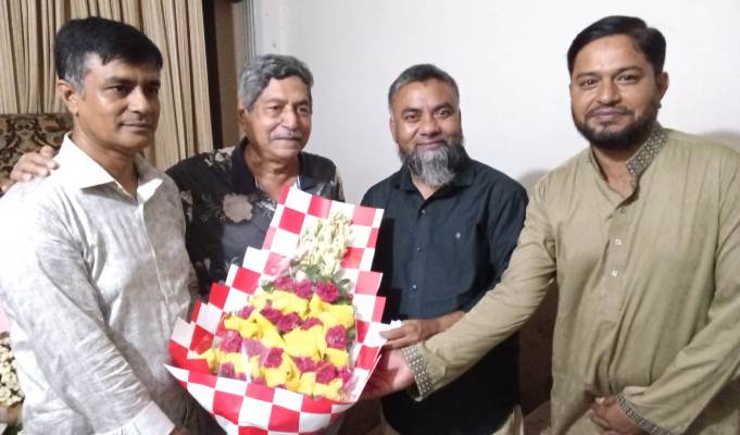 পেট্রোবাংলার চেয়ারম্যান ওয়ালিউর রহমান আপেলকে সিদ্ধিরগঞ্জ থানা ছাত্র দলের সাবেক নেতৃবৃন্দের ফুলের শুভেচ্ছা