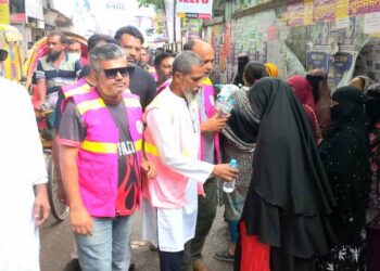 খোরশেদের উদ্যেগে এইচএসসি পরীক্ষা কেন্দ্রে বিশুদ্ধ পানি বিতরণ