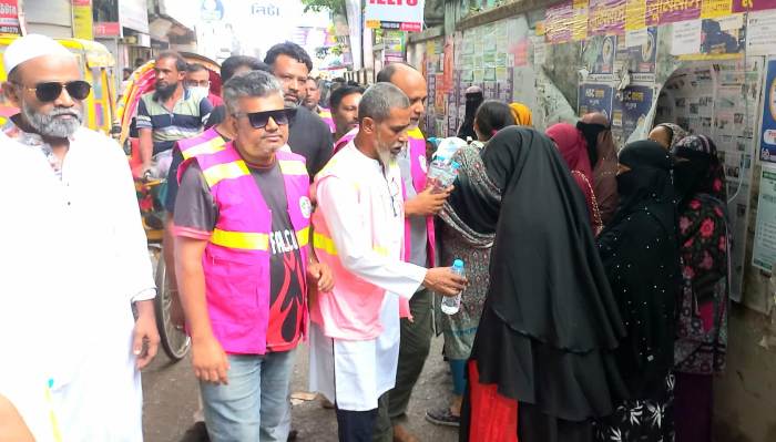 খোরশেদের উদ্যেগে এইচএসসি পরীক্ষা কেন্দ্রে বিশুদ্ধ পানি বিতরণ