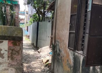 সোনারগাঁয়ে রাস্তার উপর স্থাপনা নির্মাণ, লাশ বের করতে বাঁধা
