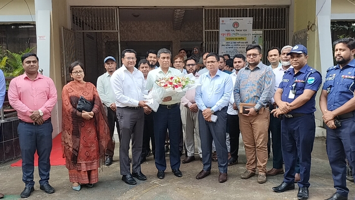 সোনারগাঁয়ে সরকারি দপ্তর ও চলমান কার্যক্রম পরিদর্শনে ঢাকা বিভাগীয় কমিশনার
