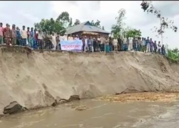 জামালপুরে নদী ভাঙ্গন রোধে বাঁধ নির্মানের দাবীতে মানববন্ধন