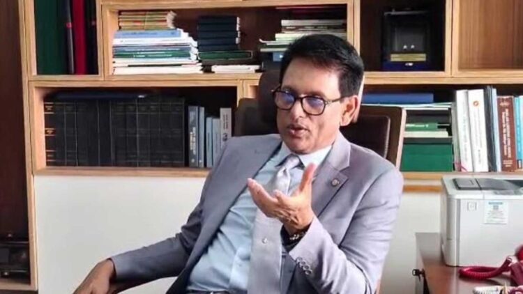 মন্ত্রীর কথপোকথন ভাইরাল : ‘এরা ফার্মের মুরগি, বৃষ্টিতে ভিজলেই জ্বর আসবে’